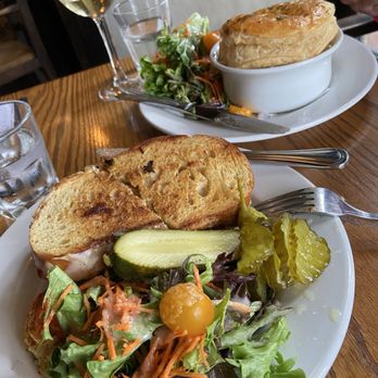Crow & Gate Pub - Grilled cheese - British Near Me - Nanaimo, British Columbia