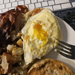 a plate of breakfast food