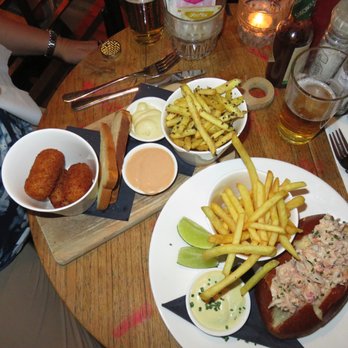 Metropolitain Amsterdam - Shrimp Croquettes and Truffle Fries (L) - Lobster Roll and Fries (R) - Breakfast & Brunch Near Me - Amsterdam, New Hampshire Metropolitain Amsterdam - Shrimp Croquettes and Truffle Fries (L) - Lobster Roll and Fries (R) - Breakfast & Brunch Near Me - Amsterdam, New Hampshire