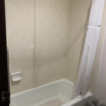 Travelodge by Wyndham - Tiny bahroom - Hotels Near Me - Commerce, California Travelodge by Wyndham - Tiny bahroom - Hotels Near Me - Commerce, California