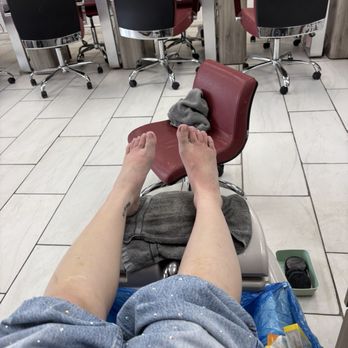 MC Nail & Spa - Hives during the pedicure - Nail Salons Near Me - Rockwood, Tennessee