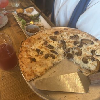 Wander at LongWoods - Steak tips, fungi pizza - Desserts Near Me - Cumberland Center, Maine