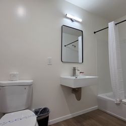 Sierra Crossing Motel - Queedbed room bathroom