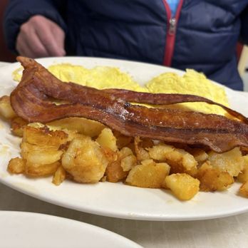 Right Spot - Scrambled eggs, bacon, home fries - Diners Near Me - Pawtucket, Rhode Island