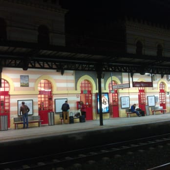 Estación De Tren Dos Hermanas - Andén de noche - Train Stations Near Me - Dos Hermanas, SE Estación De Tren Dos Hermanas - Andén de noche - Train Stations Near Me - Dos Hermanas, SE