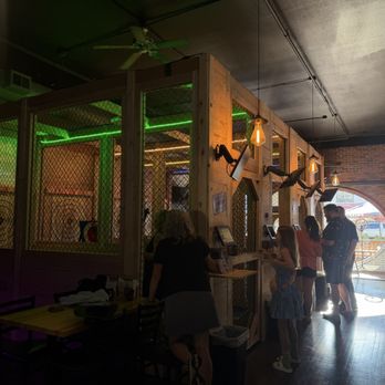 Tacoma Axe Throwing - Líneas de tiro de hachas - Axe Throwing Near Me - Tacoma, Washington