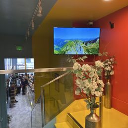Top dining place with 4 tables and chairs! Top dining place with 4 tables and chairs!