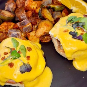 Bubbles & Delights Café - Classic Benedict with champagne Hollandaise - Cafes Near Me - Petaluma, California