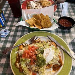 Los Panchos - Enchilada Supreme, free fried tortilla chips and sauce, El Vegetariano.