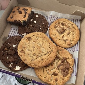 Insomnia Cookies - Desserts Near Me - Chicago, Illinois Insomnia Cookies - Desserts Near Me - Chicago, Illinois