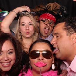 Funny Mugz Photobooths - Everyone has fun in our photo booths!