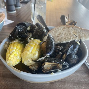 Noah’s 63 main - Viet-Cajun boil clams, mussels corn of the cob. All in an amazing Thai lemongrass broth. - Salad Near Me - Essex, Connecticut Noah’s 63 main - Viet-Cajun boil clams, mussels corn of the cob. All in an amazing Thai lemongrass broth. - Salad Near Me - Essex, Connecticut