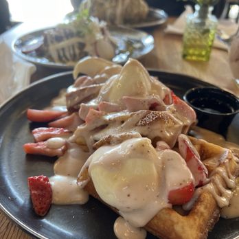 Pradera Brunch - Fresa con crema waffles - Breakfast & Brunch Near Me - Baldwin Park, California