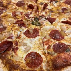 Mama Nick's Circle Pizzeria - Pepperoni, jalapeño, pineapple pizza on regular crust.