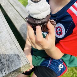 Nettie's Country Bakery - Oreo cupcake