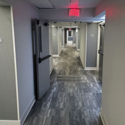 Wingfield Inn & Suites - Hallway of rooms