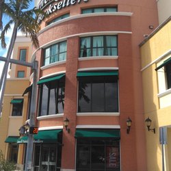 Barnes and Noble Booksellers - I saw this B&N en route to Old Lisbon's South Miami location. They do not sell touristic postcards. But it's a nice store. (no review)