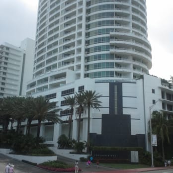 Big Bus Tours - The famous Fontaine Bleau Hotel in Miami - Bus Tours Near Me - Miami, Florida