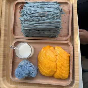Dd Sweet House - Butterfly Pea Tea with Mango Sticky Rice Bingsu - Bubble Tea Near Me - Portland, Oregon Dd Sweet House - Butterfly Pea Tea with Mango Sticky Rice Bingsu - Bubble Tea Near Me - Portland, Oregon