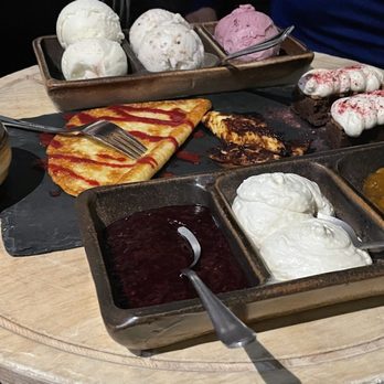 Viikinkiravintola Harald - Dessert King Shield (gluten free pancake shown, given regular pancakes to the normies) - Steakhouses Near Me - Tampere, 11