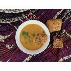 Gupu Gård - Mens vi venter på sola drømmer vi oss bort med en deilig, vest-afrikansk peanøttsuppe. Comfort food på sitt beste!