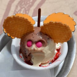 Eis-Café Venezia - Eisbecher "Tao Tao" wurde bereits von Kinderhand per Löffel angebaggert und schaut daher etwas grimmig.