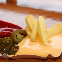 Ketchup35 - Dicke Freunde mit warmer Cheddar Cheese Sauce & Jalapenos
