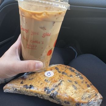 Roast Cafe - Blueberry scone and Drooling Moose Latte - Breakfast & Brunch Near Me - Alamosa, Colorado
