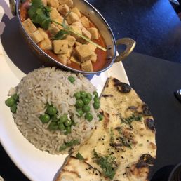 Bombay tofu curry with naan and rice Bombay tofu curry with naan and rice