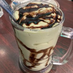 Jus alpukat (avocado milkshake).