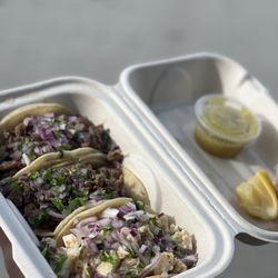 El Colibri Juice & Snacks - Asada and chicken tacos with mild sauce