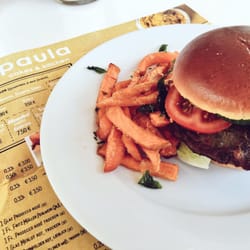 Paula - Veggie Burger mit Süsskartoffel Pommes.