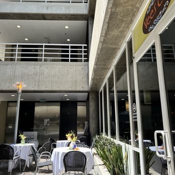 Vees Cafe - Patio - Cafes Near Me - Los Angeles, California Vees Cafe - Patio - Cafes Near Me - Los Angeles, California