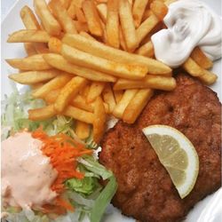 Imbiss Ostsee Snack - Sehr leckere frische Schweineschnitzel mir Pommes und Mayo und dazu Salatbeilage