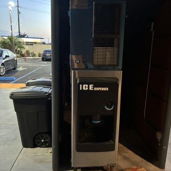 Epic Hotel - Ice dispenser - Hotels Near Me - Pico Rivera, California