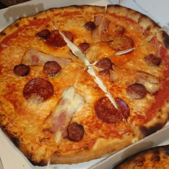 Mamma Mia - Pizza with mozzarella, spicy Italian sausage, salami and bacon. - Pizza Near Me - De Bilt, Utah