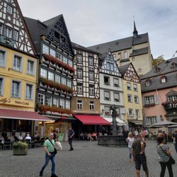 Emilys Weincafé - Emily's on the left