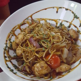 Peko Peko - Peruvian noodles with chicken, tomatoes and onions topped with a sweet soy sauce. - Gastropubs Near Me - Seville, SE
