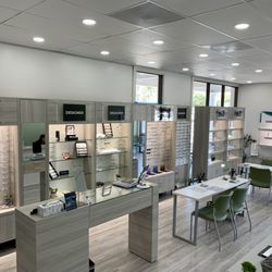 Hollister Optometric Center - Frame selection and contact lens fitting / consultation desks.