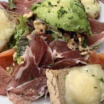 Le Bistro Marbeuf - Salade Seguin is VERY hearty - French Near Me - Paris, 75 Le Bistro Marbeuf - Salade Seguin is VERY hearty - French Near Me - Paris, 75