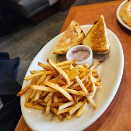 SANDWICHES served with bistro french fries and kalamata olive aïoli Citrus Turkey Sandwich SANDWICHES served with bistro french fries and kalamata olive aïoli Citrus Turkey Sandwich