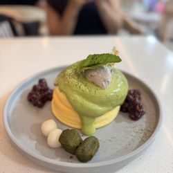 HeSheEat - Soufflé pancake is not as bouncy as other place I've been to