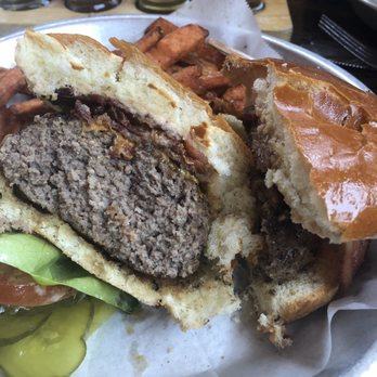 Shell Beach Brewhouse - Standard burger - Gastropubs Near Me - Pismo Beach, California