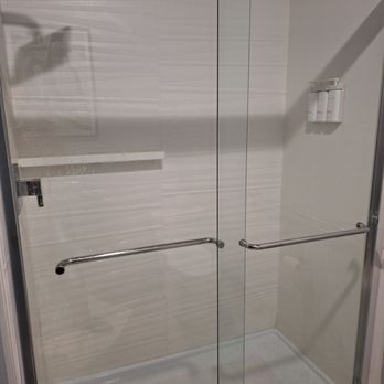 Edgewater Inn - Shower with rain shower head and shampoo, conditioner, and body wash caddy. - Hotels Near Me - Coos Bay, Oregon Edgewater Inn - Shower with rain shower head and shampoo, conditioner, and body wash caddy. - Hotels Near Me - Coos Bay, Oregon