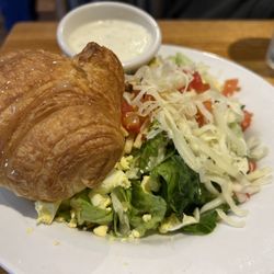 Rafferty's of Paducah - The famous house salad and croissant