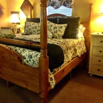 Carriage House - Need a step stool for this bed! - Bed & Breakfast Near Me - Fredericksburg, Texas