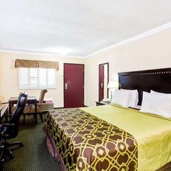 Travelodge by Wyndham Chatsworth - 1 King Bed Room