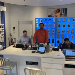 Wirelesswave - The staff and store counter