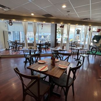 Saigon Kitchen - Seating - Vietnamese Near Me - Fort Lee, New Jersey