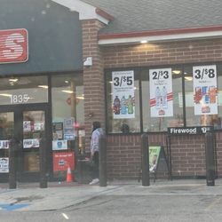 Speedway - Manager and cashier af am female and Hispanic female on duty when food service worker was digging in her nose